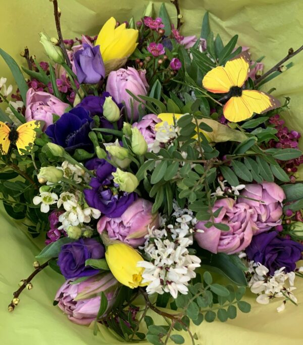 Härlig vårbukett i blandade färger. Lila gult och rosa, tulpaner, anemoner, kvistar mm Ring oss för leverans i hela Stockholm. 08-7118900. Vi tar Swish.