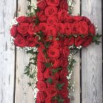 Kors med vackra röda rosor och dekorativ murgröna. Dom röda rosorna går lätt att byta ut mot annan färg eller blomma.