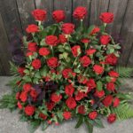 Maffig stående begravningsdekoration."Rosalita" med röda rosor och annat vackert