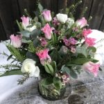 Bukett med rosa tulpaner, vit ranunkel, vaxblomma, greenbells och eucalyptus