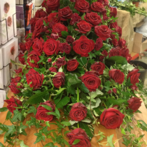 vacker dekoration att lägga på kistan med röda rosor i olika storlekar