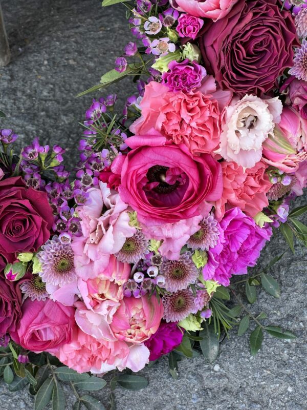 Agnes begravningsblommor, rosor i form utav ett hjärta