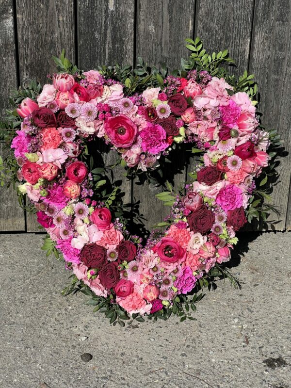 Agnes begravningsblommor, rosor i form utav ett hjärta