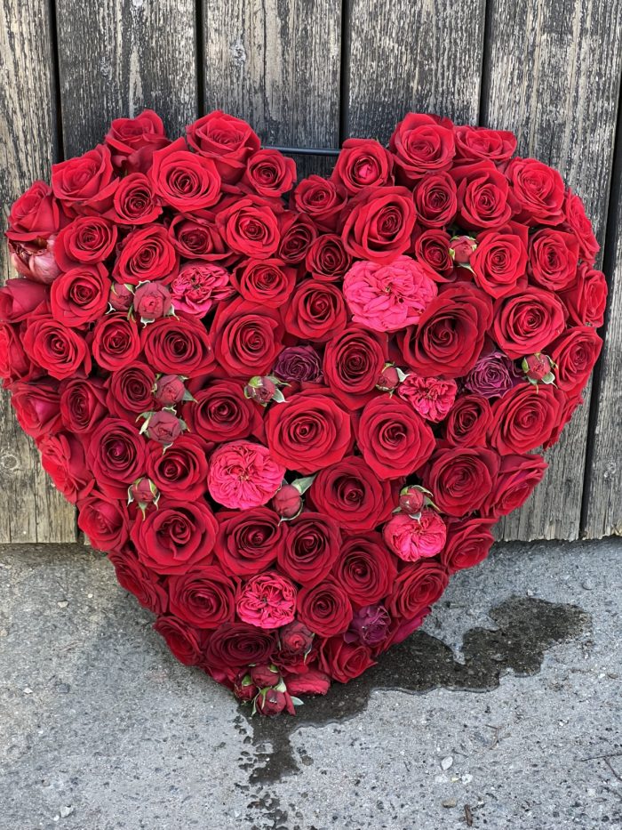 Röda Rosenknoppar - begravningsblommor i form utav ett hjärta