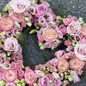 Prunkande Trädgårdsdröm - begravningsblommor i form utav ett hjärta med rosor