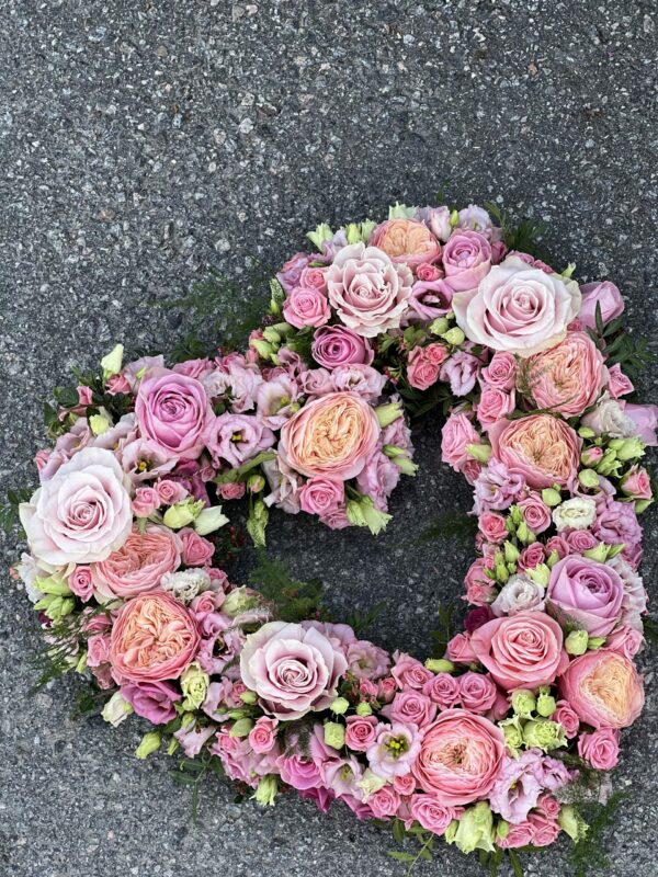 Prunkande Trädgårdsdröm - begravningsblommor i form utav ett hjärta med rosor